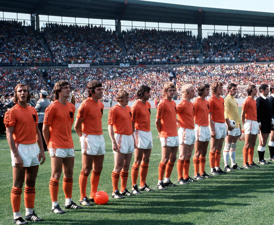 Hà Lan 1974 - World Cup 1974 là cột mốc quan trọng biến Hà Lan thành cường quốc bóng đá. Với thứ bóng đá tiqui-taca đầy khoa học và thông minh, Johan Cruyff cùng các đồng đội đã cuốn phăng mọi chướng ngại trên đường đến trận chung kết, kể cả đó là Brazil. Họ cũng là người mở tỷ số trong trận chung kết trước Đức khi chưa cho đối thủ chạm bóng lần nào. Dù thất bại chung cuộc 1-2 và tuột mất chức vô địch, Hà Lan của năm 1974 đã ghi một dấu ấn không hề phai nhạt trong lòng khán giả. Ảnh: Daily Star.