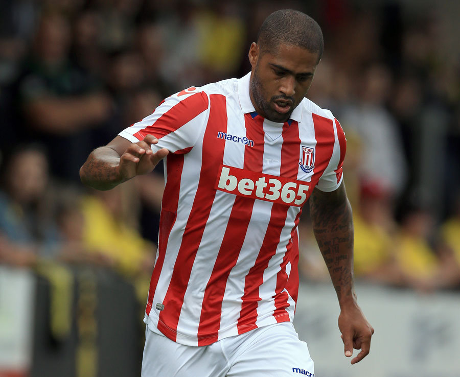 10. Stoke City - Glenn Johnson - 1,15 triệu người theo dõi. Ảnh: Daily Star.
