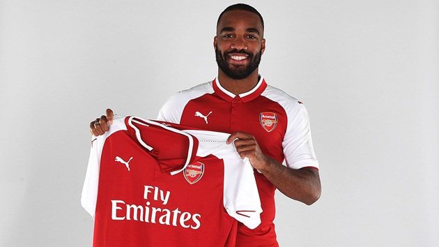 Tiền đạo: Alexandre Lacazette (đến Arsenal): 46,5 triệu bảng.