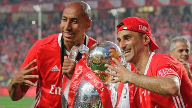 4 - Benfica đã vô địch Bồ Đào Nha 4 lần liên tiếp. Nếu tiếp tục vô địch mùa giải 2017/18, họ sẽ  cân bằng kỷ lục 5 lần vô địch liên tiếp của Porto làm được từ mùa 1994/95 đến 1998/99.