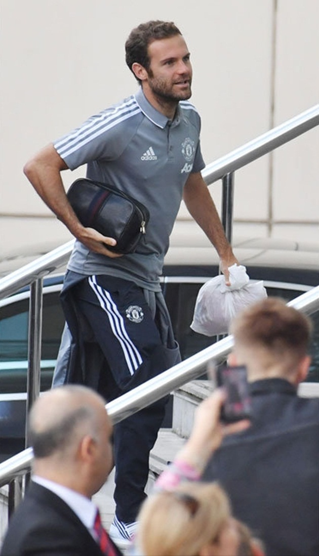 Juan Mata tươi tắn bước vào bên trong khách sạn. Ảnh: Daily Star.