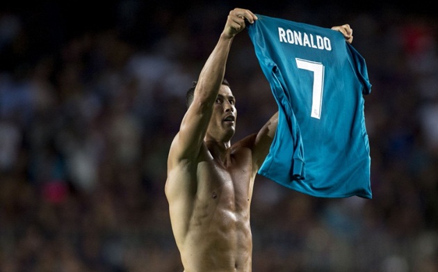 17 - Cristiano Ronaldo đã ghi 17 bàn trong các trận Siêu kinh điển và chỉ còn cách thành tích (cầu thủ Real Madrid ghi bàn nhiều nhất ở El Clasico) của huyền thoại Di Stefano đúng 1 pha lập công.