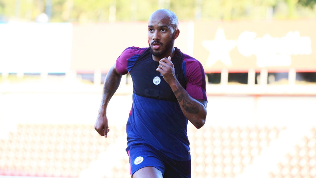 Fabian Delph vẫn chưa đưa ra quyết định về tương lai.