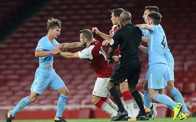 Tuy Wilshere không bị cấm thi đấu ở cấp độ cao nhất, nhưng đây là hình ảnh cực kỳ xấu xí mà anh vừa tạo ra. Ảnh: Daily Mail.