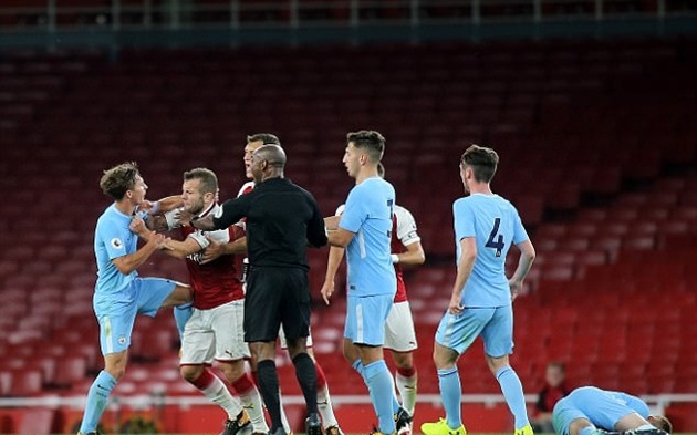 Tyreke Wilson sau đó đã có lời qua tiếng lại với Wilshere. Ảnh: Daily Mail.