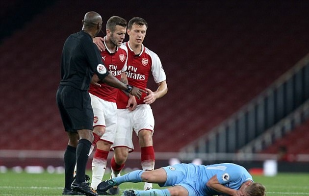 Smith lập tức nằm sân, các cầu thủ Man City và Arsenal lao tới giải vây. Ảnh: Daily Mail.