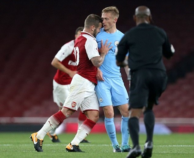 Wilshere đã không giữ nổi bình tĩnh, lao vào xô Smith. Ảnh: Daily Mail.