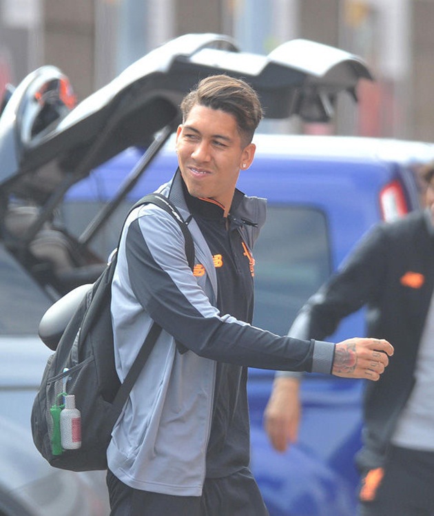 Roberto Firmino tươi rói khi bước vào Anfield. Ảnh: Express.
