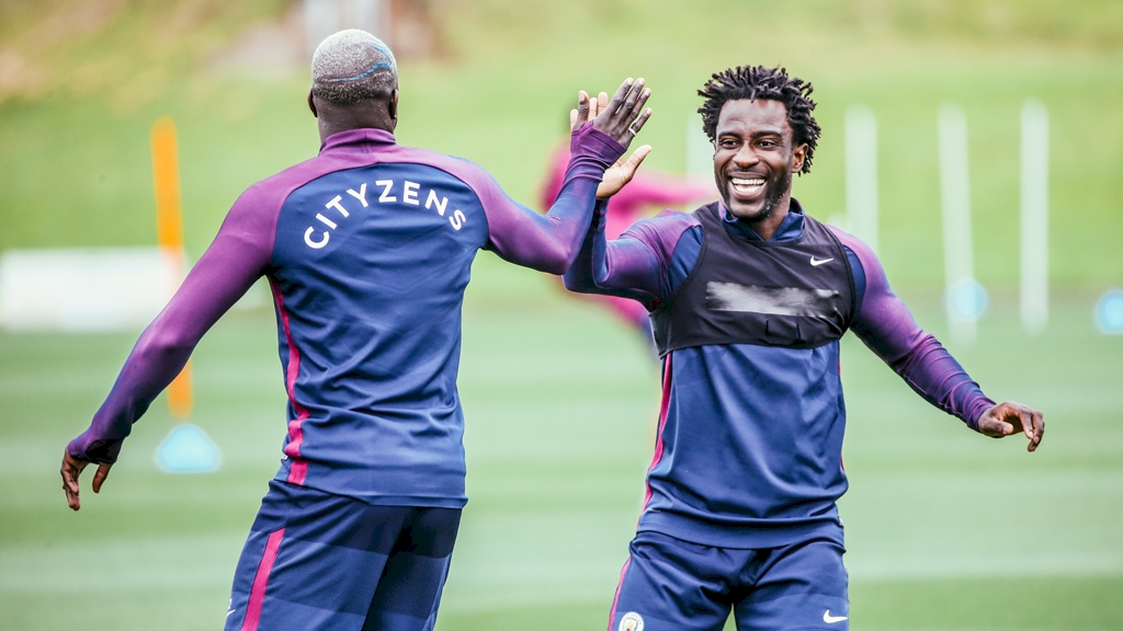 Mendy và Bony cùng ăn mừng một pha phối hợp tốt trên sân tập.