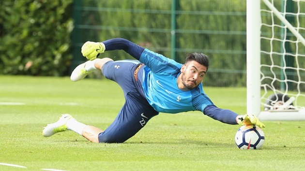 Tân binh Paulo Gazzaniga cũng có màn biểu diễn khá tốt trên sân tập.