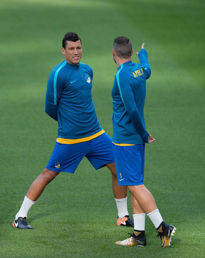 Roberto Lago (phải) và Jesus Rueda quan sát sân Bernabeu.