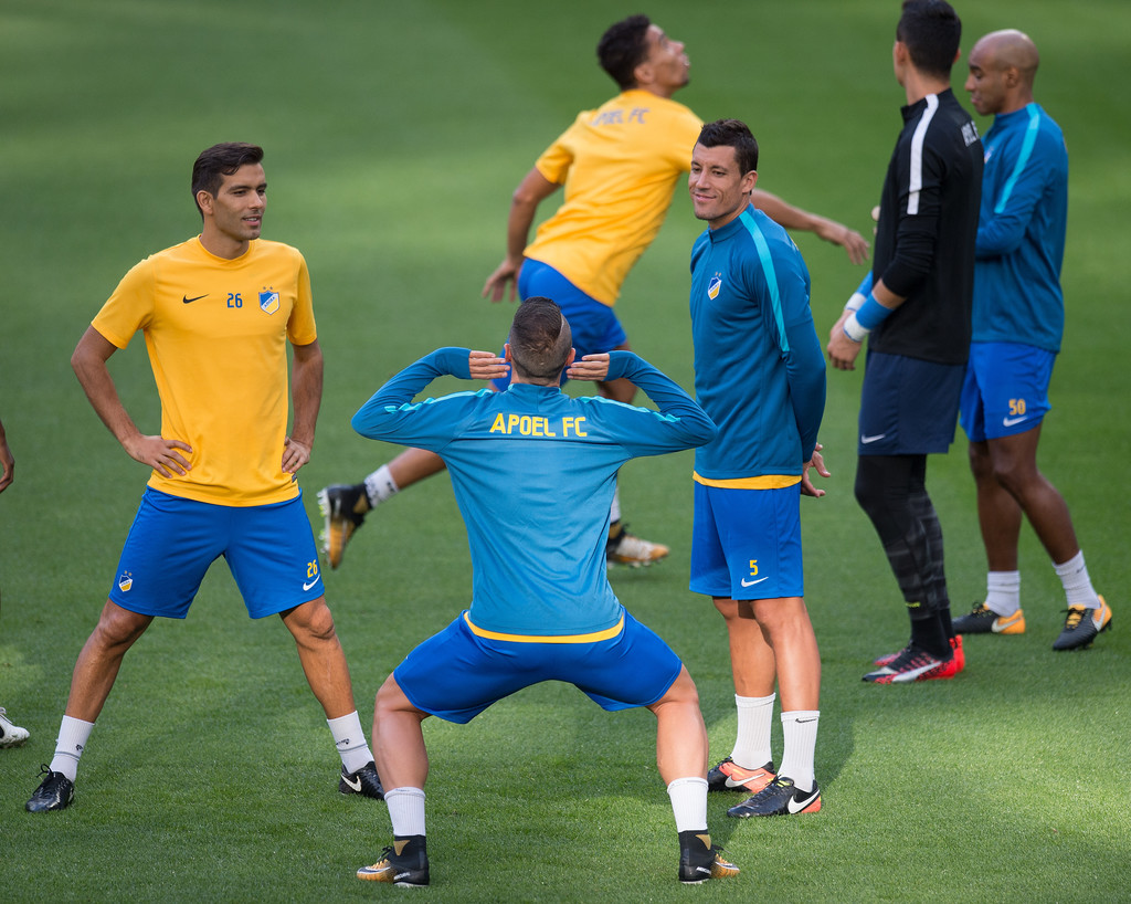 Roberto Lago (giữa) pha trò cùng với hai người đồng đội Jesus Rueda (số 5) và Nuno Morais (số 26).