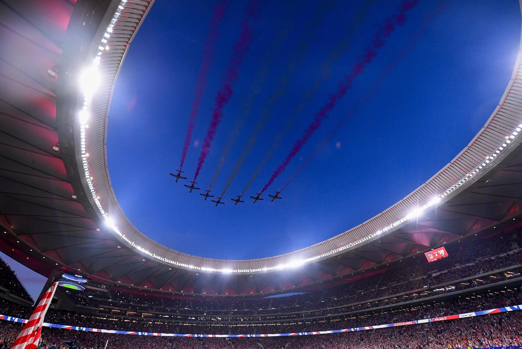 Dàn máy bay biểu diễn trong lễ khai mạc hoành tráng.
