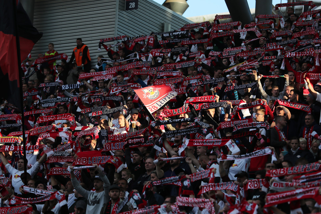 Các CĐV RB Leipzig đầy cuồn nhiệt trên khán đài sân Red Bull Arena.