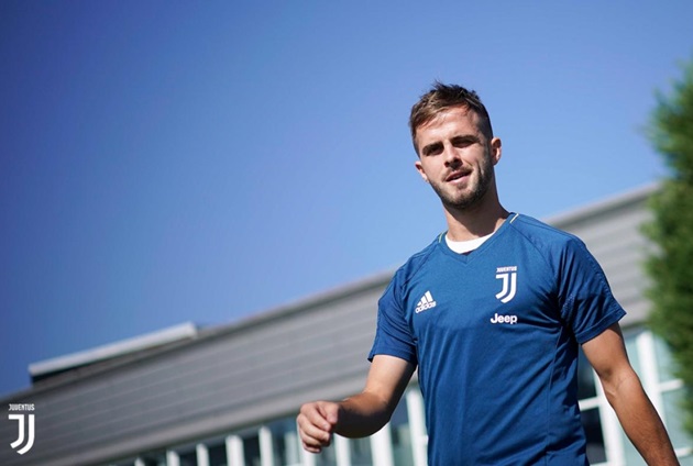 Vẻ tươi tỉnh của Miralem Pjanic trên sân tập. Ảnh: Juventus.