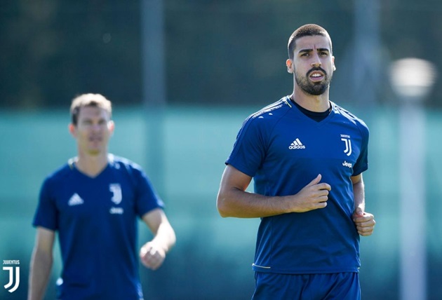 Sami Khedira cùng mái tóc được cắt gọn gàng, hy vọng anh sẽ gặp nhiều điều suôn sẻ với kiểu tóc mới này. Ảnh: Juventus.