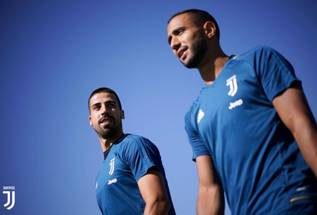 Anh vui vẻ trò chuyện cùng Medhi Benatia. Ảnh: Juventus.