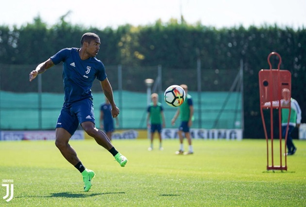 Douglas Costa miệt mài tập luyện trên sân. Ảnh: Juventus.