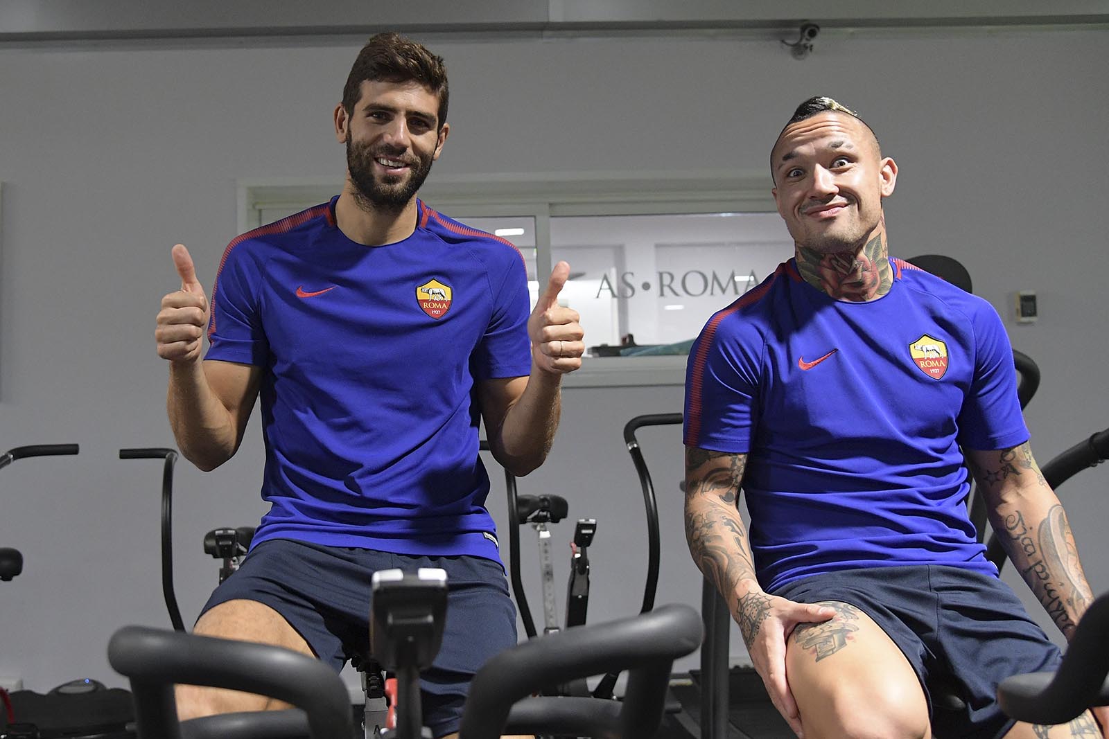 Radja Nainggolan với biểu cảm khá nhí nhố trong phòng tập thể lực.