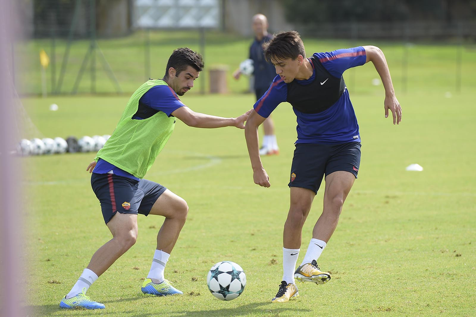 Song song với đó là những bài tập thực tế trên sân cỏ.