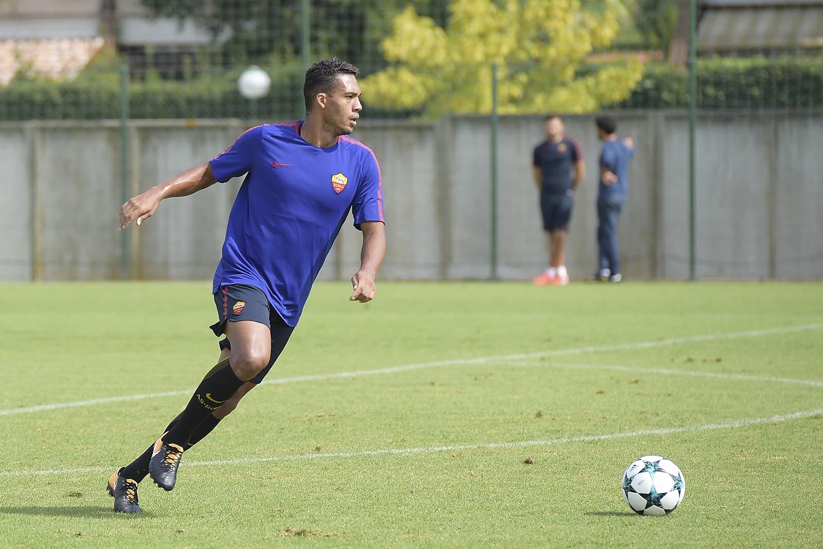 Trung vệ Juan Jesus trong một bài tập chuyền bóng.