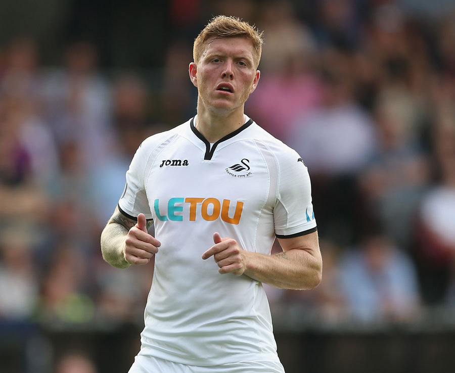 10. Alfie Mawson (Swansea City) - Chuyền chính xác: 283 lần. Cầu thủ 23 tuổi thi đấu trọn vẹn cả 6 trận mùa này và đang có tỷ lệ chuyền thành công lên đến 83,7%. Ảnh: Daily Star.