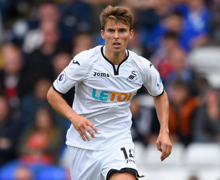 9. Tom Carroll (Swansea City) - Chuyền chính xác: 289 lần. Cũng giống như Mawson, Carroll chơi gần như đầy đủ số phút sau 6 vòng đấu vừa qua. Anh có tỷ lệ chuyền chính xác khoảng 81%, đồng thời có 1,5 lần tạo ra cơ hội cho đồng đội mỗi trận đấu. Ảnh: Daily Star.