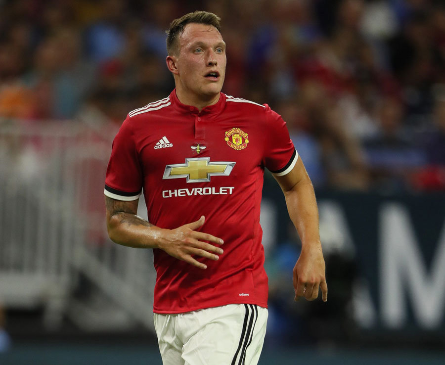 6. Phil Jones (Manchester United) - Chuyền chính xác: 301 lần. Jones đang tạo sự tin tưởng tuyệt đối cho HLV Jose Mourinho mùa này, bằng chứng là anh đã chơi trọn 6 trận vừa qua ở đấu trường Ngoại hạng Anh. Tỷ lệ chuyền chính xác của anh là vô cùng tuyệt vời: 93,7%. Ảnh: Daily Star.