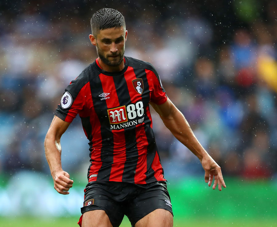 4. Andrew Surman (Bournemouth) - Chuyền chính xác: 345 lần. Cầu thủ người Nam Phi chỉ thi đấu 5 trận ở Ngoại hạng Anh từ đầu mùa nhưng đã đóng góp rất nhiều đường chuyền hiệu quả. Tỷ lệ chuyền chính xác của anh là 83,3%. Ảnh: Daily Star.