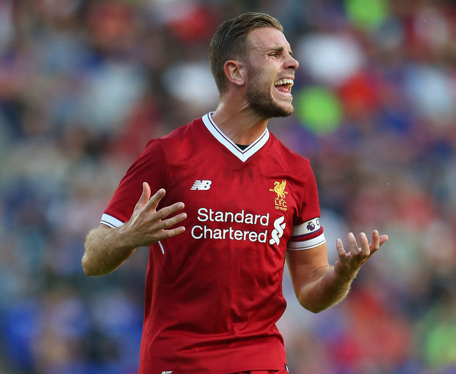 3. Jordan Henderson (Liverpool) - Chuyền chính xác: 348 lần. Những ngày gần đây, dù là đội trưởng nhưng Henderson bị CĐV Liverpool chỉ trích khá nhiều vì khả năng thi đấu kém hiệu quả. Anh chuyền chính xác nhiều, nhưng tỷ lệ chỉ ở mức 74,4% mà thôi. Sau 5 trận đã thi đấu ở Ngoại hạng Anh, Henderson có 7 lần tạo ra cơ hội cho đồng đội nhưng chẳng có lần nào được tận dụng thành công. Ảnh: Daily Star.