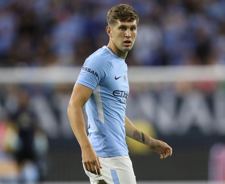 2. John Stones (Manchester City) - Chuyền chính xác: 364 lần. Khả năng cầm bóng và phối hợp với đồng đội là điểm mạnh đã giúp Stones được Pep Guardiola mang về Man City. Minh chứng rõ nét nhất là tỷ lệ chuyền chính xác của anh tại Ngoại hạng Anh mùa này lên đến 96,6%. Không những vậy, trận đấu với Feyenoord ở Champions League của Stones còn khủng khiếp hơn với tỷ lệ chuyền chính xác 97,8%, đồng thời có thêm 2 bàn thắng giúp Man City thắng giòn giã trên sân khách. Ảnh: Daily Star.