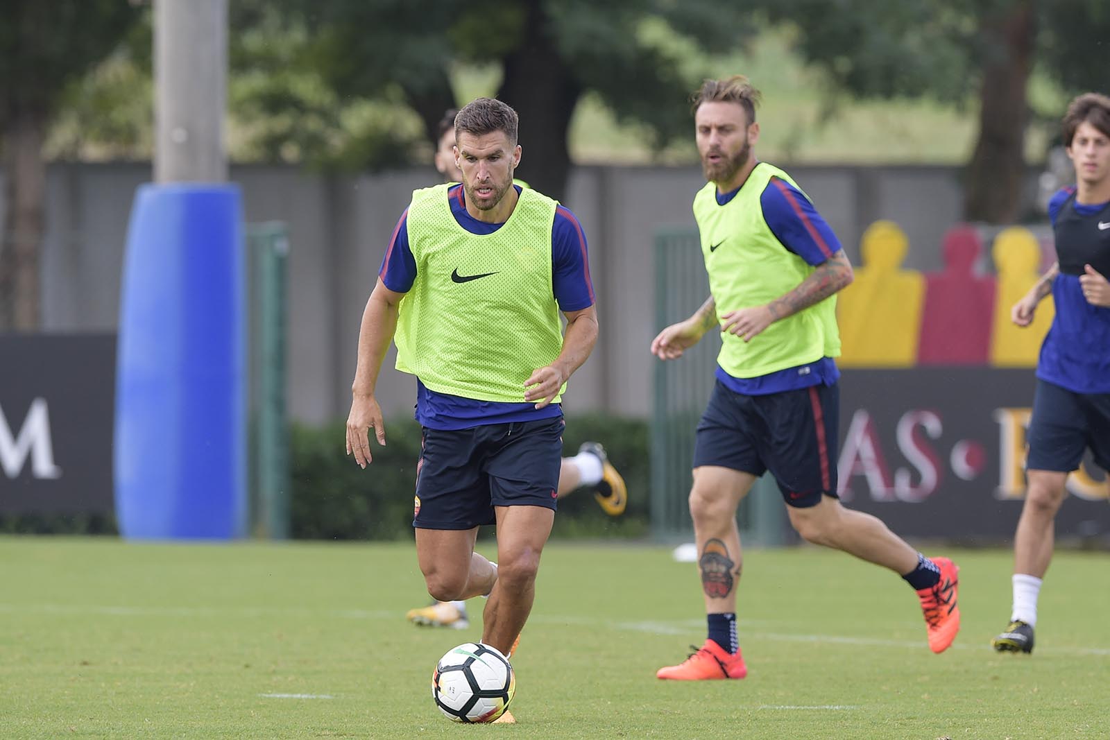 AS Roma đang đứng thứ 5 tại Serie A, chỉ hơn AC Milan về hiệu số bàn thắng.