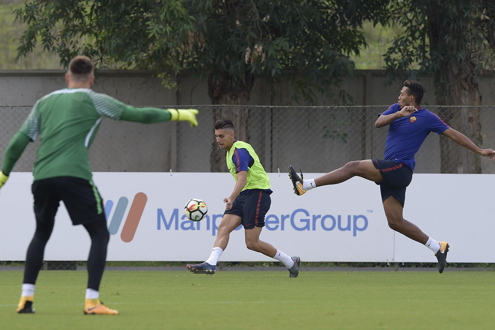 Các ngôi sao Roma trong một pha bóng khá quyết liệt.