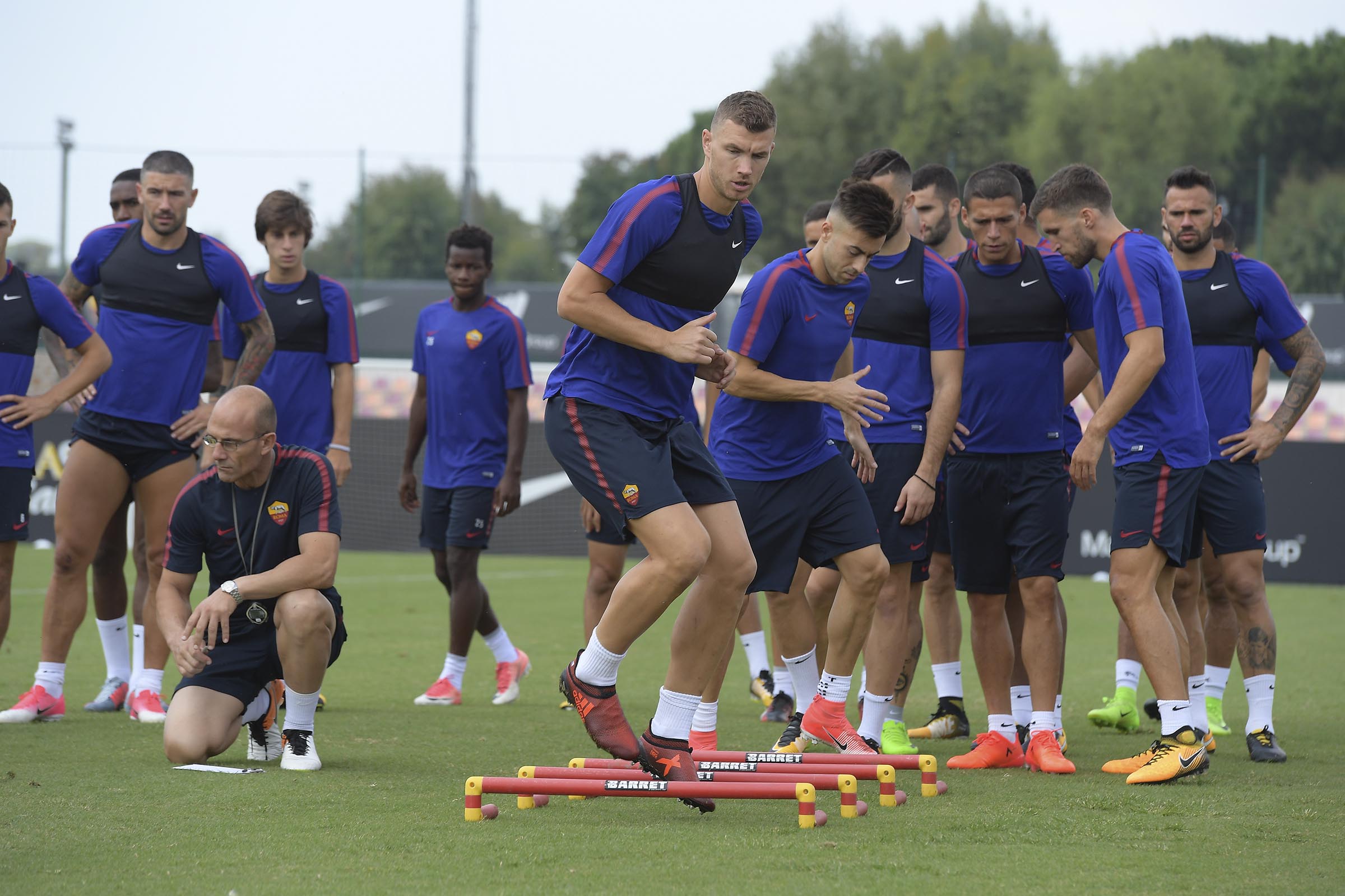 Dzeko cùng các đồng đội hoàn thành tốt bài tập ngoài trời.