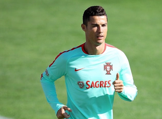 Cristiano Ronaldo tỏ ra rất thoải mái dù phải tập riêng với các đồng đội.
