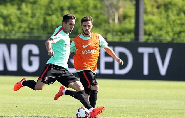 Một pha tranh bóng giữa Joao Moutinho và Bernardo Silva.