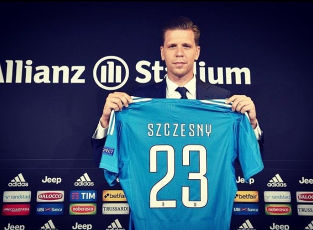 Thủ môn: Wojciech Szczesny – Thủ thành người Ba Lan đã được Juventus mua đứt từ Arsenal trong kỳ chuyển nhượng hè này. Trước đó, anh có thời gian thi đấu cho Arsenal và AS Roma.