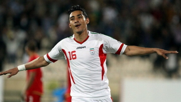 Tiền đạo: Reza Ghoochannejhad – Thật ra tên đầy đủ của cầu thủ người Iran là Reza Ghoochannejhad Nournia. Sự nghiệp của anh cũng dài như cái tên khi cầu thủ sinh năm 1987 đã thi đấu qua 10 CLB khác nhau. Hiện tại, anh đã quay lại CLB Heerenveen thuộc giải vô địch quốc gia Hà Lan.