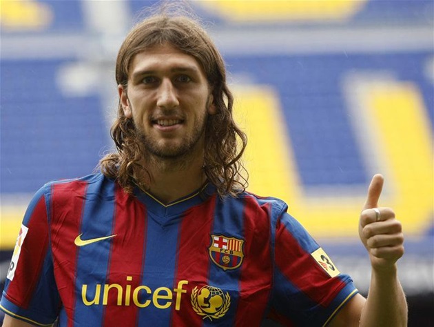 Trung vệ: Dmytro Chygrynskiy – Hẳn sẽ có rất nhiều CĐV Barcelona ấn tượng về trung vệ người Ukraine. Nhưng không phải về chuyên môn mà là về cái tên dài lê thê của anh. Chygrynskiy được đánh giá là một trong những bản hợp đồng thất bại của Barca.