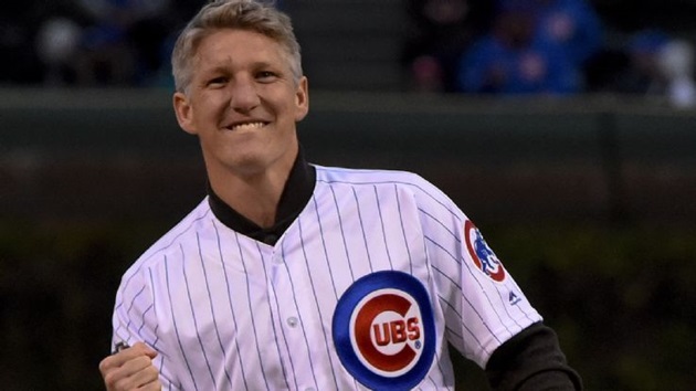 Tiền vệ trung tâm: Bastian Schweinsteiger – Tiền vệ người Đức là huyền thoại của Bayern Munich với hàng loạt danh hiệu cao quý. Anh cũng cùng đội tuyển quốc gia vô địch  World Cup 2014 trên đất Brazil. Sau một thời gian không được thi đấu thường xuyên ở Manchester United, Schweinsteiger đã chuyển sang giải nhà nghề Mỹ và gia nhập Chicago Fire.