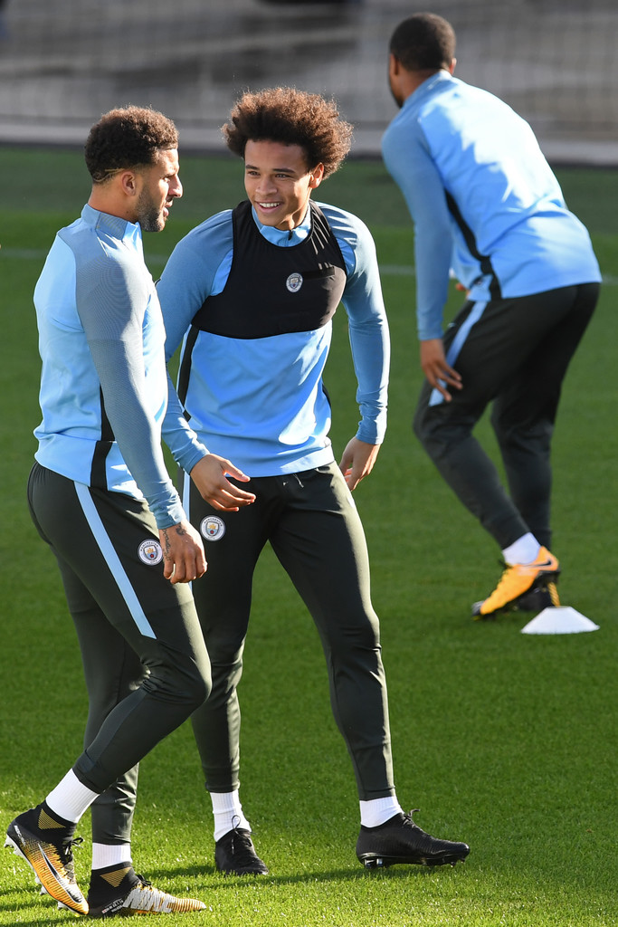 Kyle Walker trò chuyện cùng Leroy Sane, cả hai đều đã thi đấu rất tốt cho Man City từ đầu mùa đến nay.