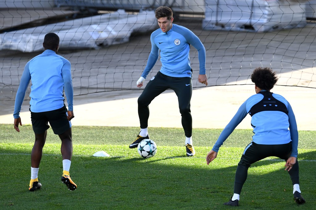 John Stones tự tin cầm bóng trong bài tập của Man City.