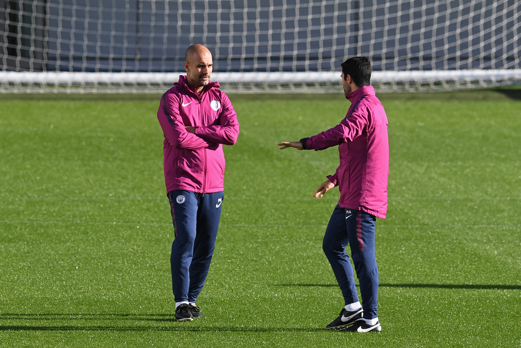 Pep hội ý với trợ lý Mikel Arteta, người từng có thời gian gắn bó với Arsenal trước khi giải nghệ và bắt đầu công tác huấn luyện.