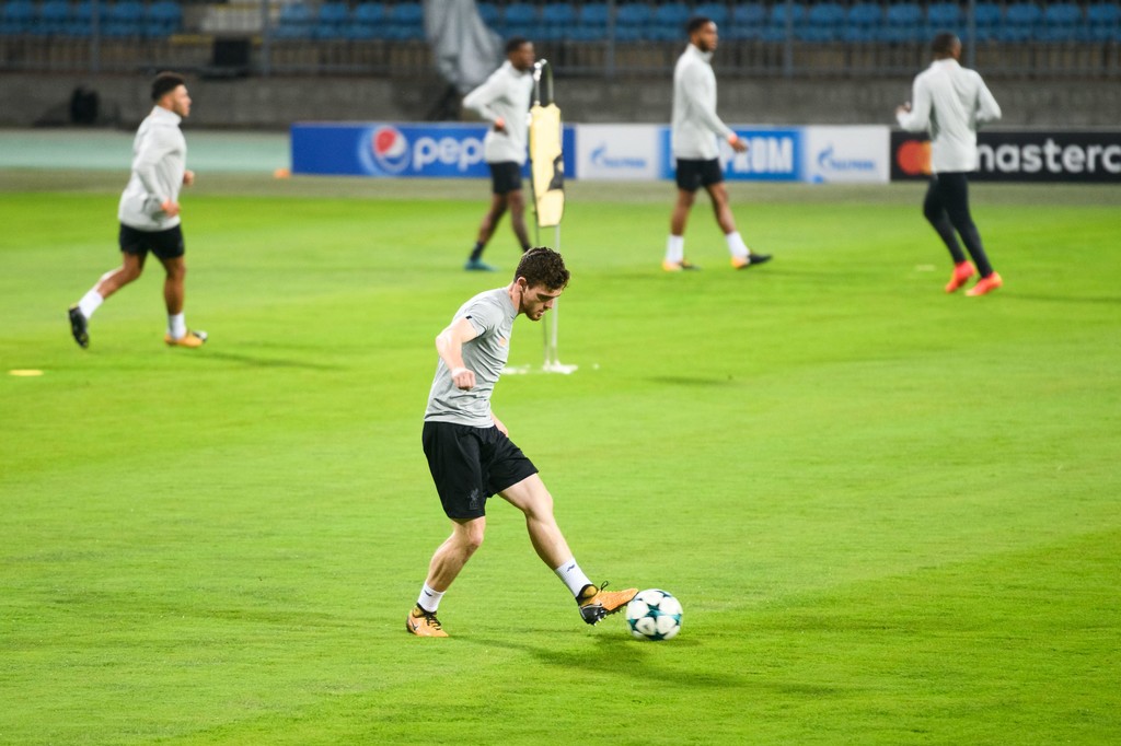 Tân binh Andrew Robertson cũng cố gắng tập luyện để chiếm được suất đá chính.