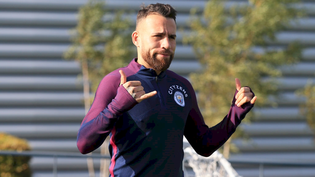 Trung vệ Nicolas Otamendi tỏ ra sảng khoái trong buổi tập hôm nay.
