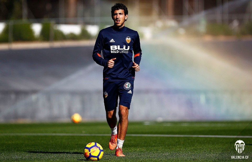 Tiền vệ Dani Parejo tích cực tập luyện trong buổi tập mới nhất của Valencia.