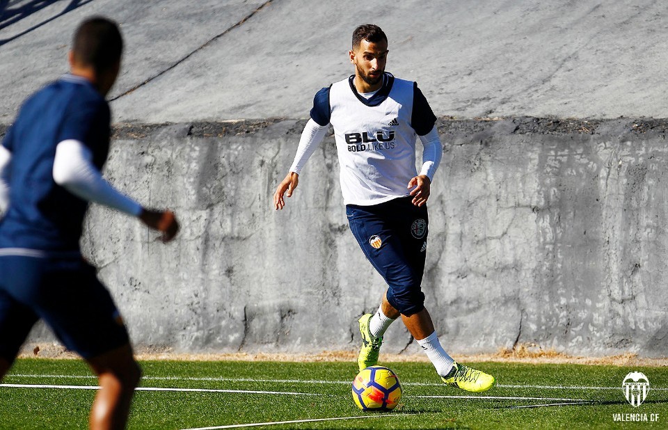 Martin Montoya, cựu cầu thủ Barca, cũng đang dần khẳng định mình trong màu áo đổi chủ sân Mestalla.