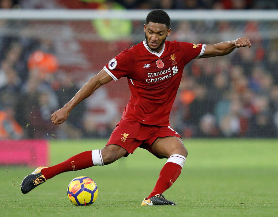 Hậu vệ phải: Joe Gomez. Trận gần nhất tại Champions League gặp Maribor, Liverpool đã sử dụng Trent Alexander-Arnold ở vị trí hậu vệ cánh phải. Lần này, nhiều khả năng một sao trẻ khác là Gomez sẽ được trao cơ hội. Gomez vừa gây ấn tượng trong lần đầu được gọi lên tuyển Anh và HLV Jurgen Klopp chia sẻ rất sẵn sang trao cơ hội cho cầu thủ này.