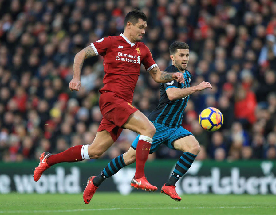 Trung vệ: Dejan Lovren. Trung vệ người Croatia đang vấp phải nhiều chỉ trích từ chính CĐV Liverpool vì có vài tình huống thi đấu quá vụng về. Bản thân Lovren cũng gặp vấn đề với những cơn đau cơ nhưng có thể Klopp sẽ tiếp tục đặt niềm tin vào Lovren.