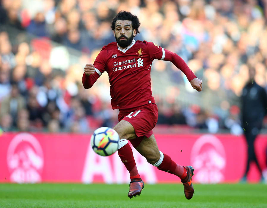 Cánh phải: Mohamed Salah. Không cần phải nói gì thêm về cầu thủ người Ai Cập, người không thể thiếu trong đội hình Liverpool lúc này. Anh cũng vừa lập cú đúp giúp Liverpool giành chiến thắng trước Southampton cuối tuần qua. Hiện tại Salah cũng đang dẫn đầu danh sách ghi bàn của Ngoại hạng Anh.
